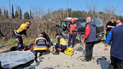 Otomobil ile minibüsün çarpışmasında: 5'i çocuk, 10 kişi yaralandı