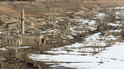 Sivas'ta baraj altında kalan köy sular çekilince ortaya çıktı