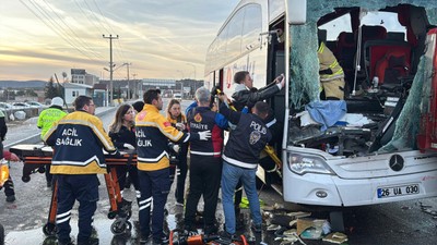 Kütahya'da feci kaza: Yolcu otobüsü TIR'a çarptı