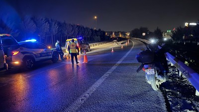 TEM'de feci kaza... bir otomobil motosikletliye çarptı diğeri fark etmedi üstünden geçti