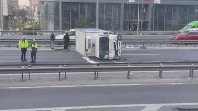 Bağcılar'da kamyonet devrildi