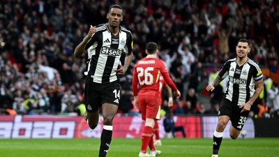 Lig Kupası'nda şampiyon Newcastle: 70 yıl sonra kupa aldılar