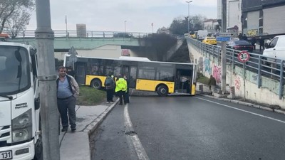 İETT otobüsü yoldan çıktı