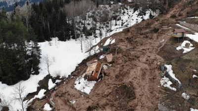 Artvin'de bir ev takla atarak devrildi