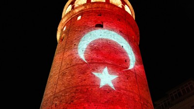 Çanakkale ruhu Galata kulesi'nde: Özel video yansıtıldı