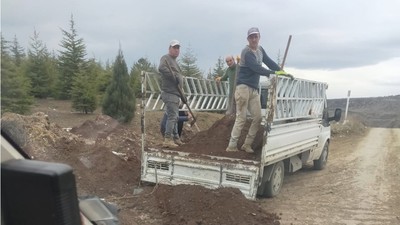 Bir muhtarın medeniyet mücadelesi: Hem çöp döküyorlar hem dövüyorlar