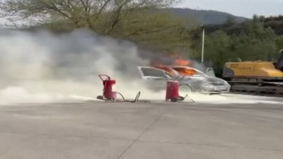 Benzinlikteki otomobil alev aldı