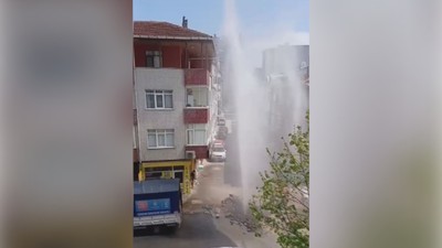 Su borusu patladı, suyun yüksekliği binayı geçti