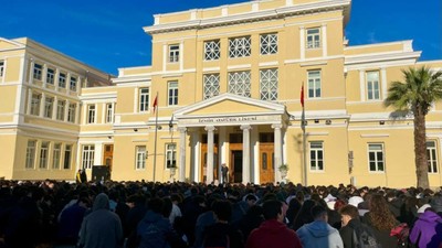 Liselilerden sessiz çığlık: Öğretmenime dokunma!