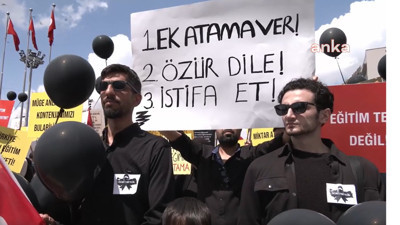 Ek atama isteyen öğretmenlerden tabutlu protesto
