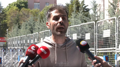 Yusuf Tekin'in 'terör' yaftası vurduğu öğretmen bakanlık önünde