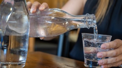 Hayatta kalmak için günde 8 litre maden suyu içiyor