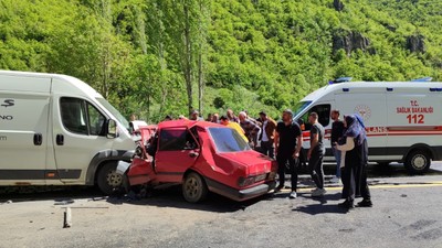 Feci kazada araç hurdaya döndü: 1 ölü, 1 yaralı