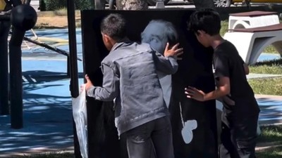 İki çocuk Atatürk portresini düzelttikten sonra öptü