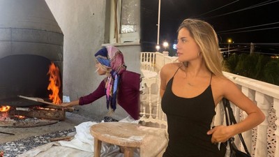 İsveç’ten geldi, Türk köyüne yerleşti: İnek sağıyor, tandır yapıyor