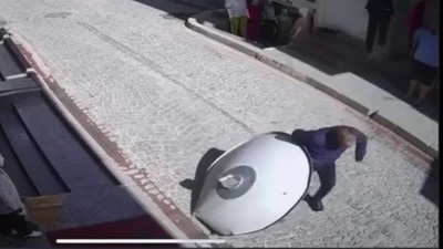 Yürürken üzerine anten düştü