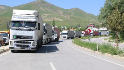 Türkiye-İran sınırında 3 kilometrelik tır kuyruğu
