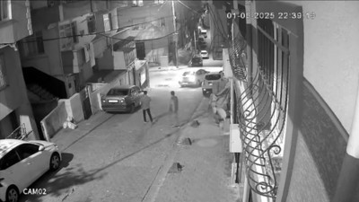 Küçükçekmece'de evin balkonuna torpil atan çocuklar kamerada