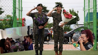 BTS üyeleri terhis oldu, hayranlar gözyaşlarıyla karşıladı