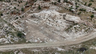 2 bin 300 yıllık kaya mezarların içinden çıkan 26 tarihi eser ilk kez sergiye çıkarıldı