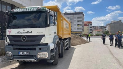 Polisten kaçamayacağını anlayınca sanayinin ortasına döktü