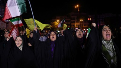Tahran'da 'İsrail'e saldırı' kutlaması