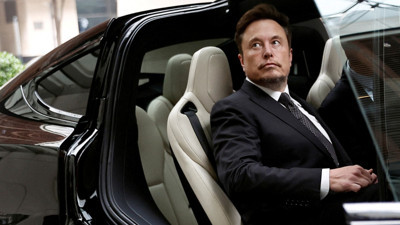 Elon Musk'a şok: Tesla hissedarları şirkete dava açtı