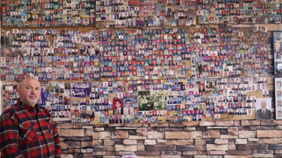 28 yıl boyunca tıraş ettiği 3 bin kişinin fotoğrafını iş yerinde sergiliyor