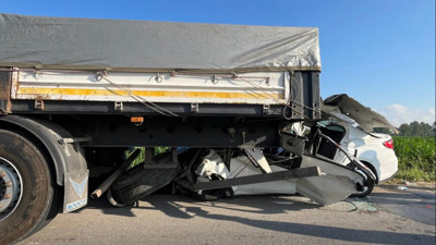 Emniyet şeridindeki TIR'a çarptı: 1 ölü