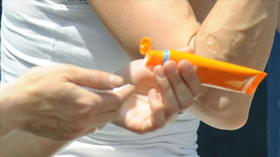 Güneş kremi seçerken bu hataları yapmayın! Cildinizi koruyayım derken hormonlarınızı bozmayın