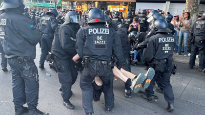 Berlin polisinden oturma eylemine sert müdahale