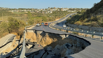 Turizm merkezine giden yol çöktü