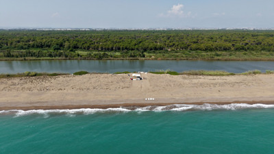 Arkası nehir, önü deniz: Bir gecede gelip koydu, şezlong bile attı