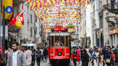 İstiklal Caddesi’nde 3 kişiyi bıçakladı