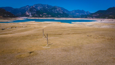 Baraj suyu metrelerce çekildi, çorak topraklara voleybol direği dikildi