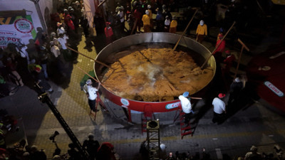 Pilav rekoru denemesinde tatsız son: Dev tencere kırıldı