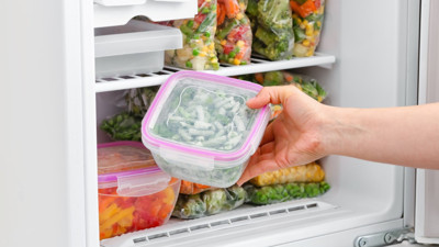 Uzmanlar uyardı: Bu 5 yiyeceği asla buzluktan çıkarıp hemen pişirmeyin