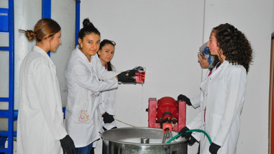 Fabrika gibi okul: Üretip yıllık 2 milyon TL ciro yapıyorlar