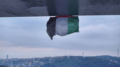 Valilik, köprüye Filistin bayrağı astı