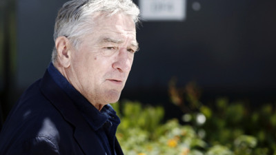 Robert de Niro, Trump'a verdi veriştirdi, kalabalığa küfürlü slogan attırdı