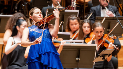 175 yıllık kemanla büyüleyen performans