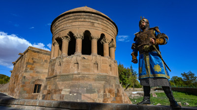 15 Alp, Selçuklu Mezarlığı'nda tarihi yaşatıyor