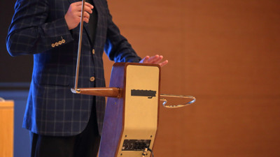 Dedesinin icadı müzik aletini tanıtmak için dünyayı geziyor