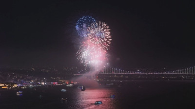 İstanbul Boğazı'nda havai fişeklerle 29 Ekim kutlaması