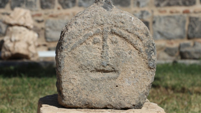 Diyarbakır'da 'emojili asker mezar taşı' sergilenmeye başlandı