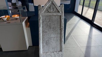 Su altından çıkan 2 bin yıllık mezar taşında beddua yazısı ortaya çıktı