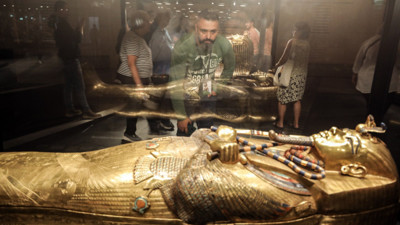 Maskesi de tabutu da altından