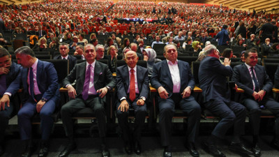 Siyasete opera arası