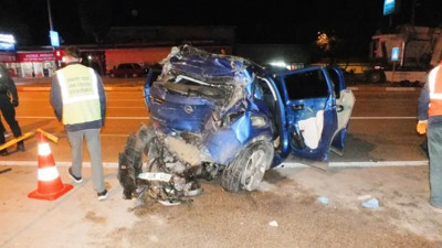 Işıkta bekleyen otomobile tır çarptı: Bir ölü üç yaralı