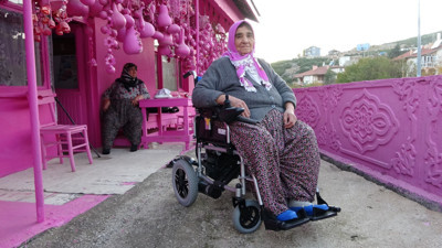 Ruhu pembe, aracı siyah: Isparta'nın Barbie'si hayalinin gerçekleşmesini bekliyor